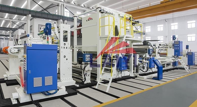 Máquina de laminação automática de filme de alta carga Anti-vibração 380V para tecidos não tecidos em branco e azul