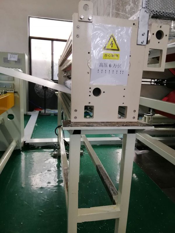 Máquina fundida derretimento de pano da velocidade rápida, tecido não fazendo a máquina branco e azul de baixo nível de ruído com furo de 2400 fieiras